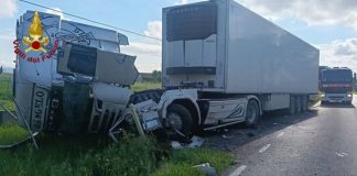 Incidente in via Cervese: autoarticolato fuori strada, intervento dei Vigili del Fuoco
