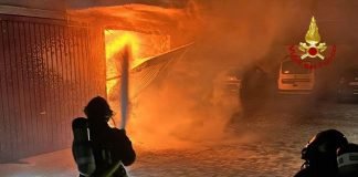 Fiamme in un garage a Forlì: evacuate quattordici famiglie