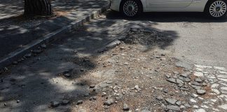 Piazzale Giovanni XXIII, la manutenzione può attendere: l’allarme sul degrado del parcheggio a Forlì