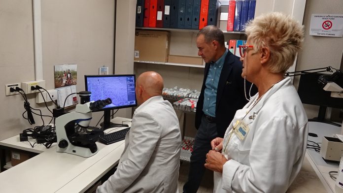 Donazione microscopio ospedale Bufalini