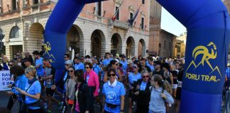 Piazza Saffi in festa per la Tin Bota Romagna Half Marathon: quasi 1.100 partecipanti e il cuore grande della solidarietà