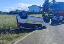 Auto si ribalta a Longiano: paura in via Gatteo