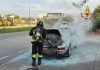 Auto in fiamme lungo la via Emilia: intervento dei Vigili del Fuoco a Savignano